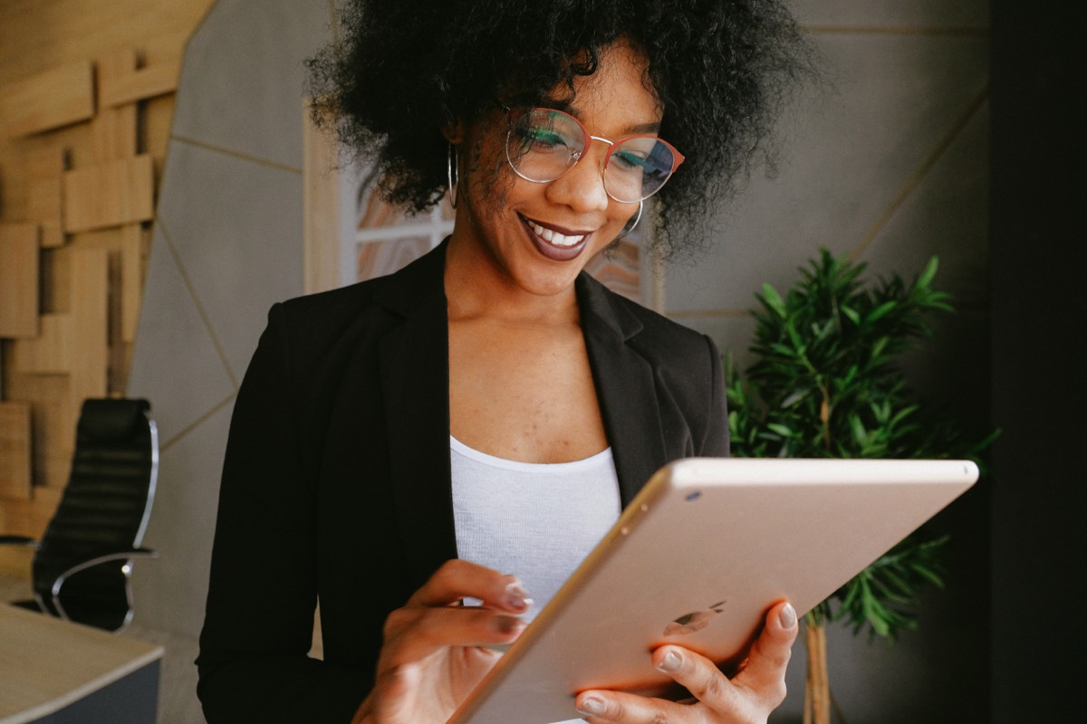 Tablet-used-by-woman-for-inventory