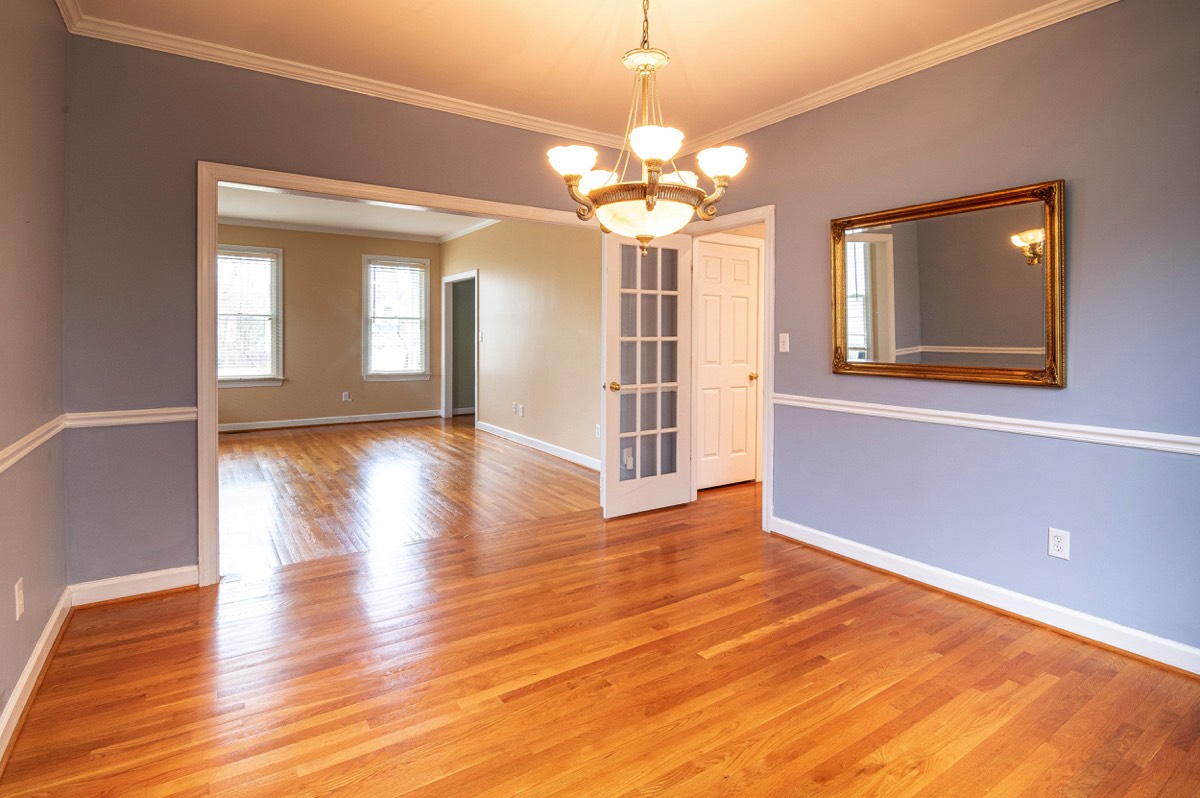 Empty-room-with-chandelier